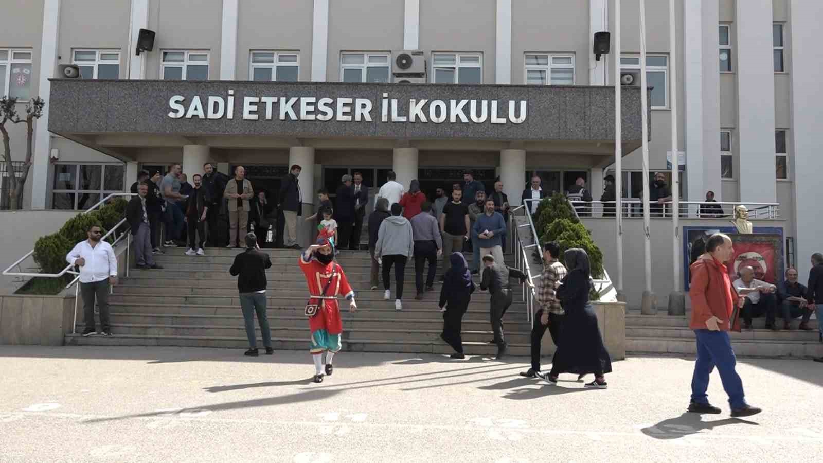 Karagöz kostümüyle oyunu kullandı