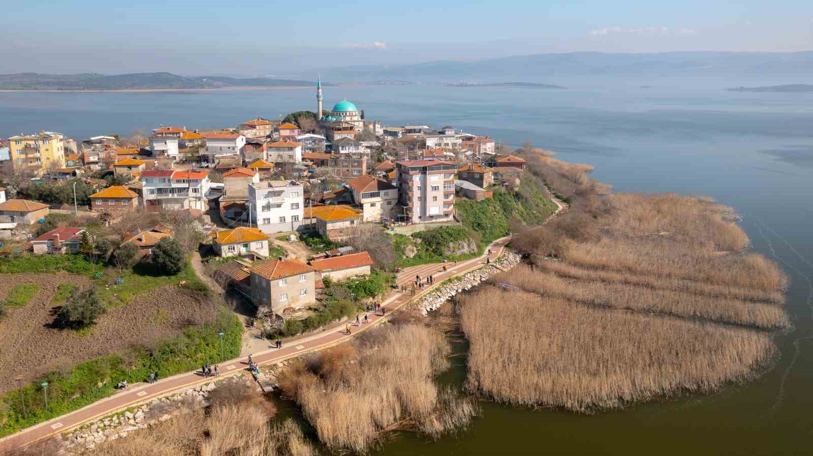 Yaren Leylek ile Balıkçı Adem’in arasına Nazlı girdi