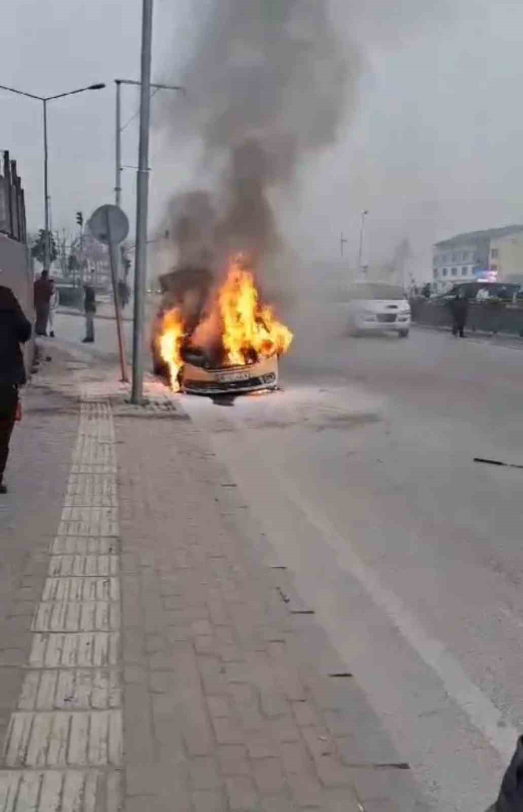 Bursa’da ticari taksi alev alev yandı