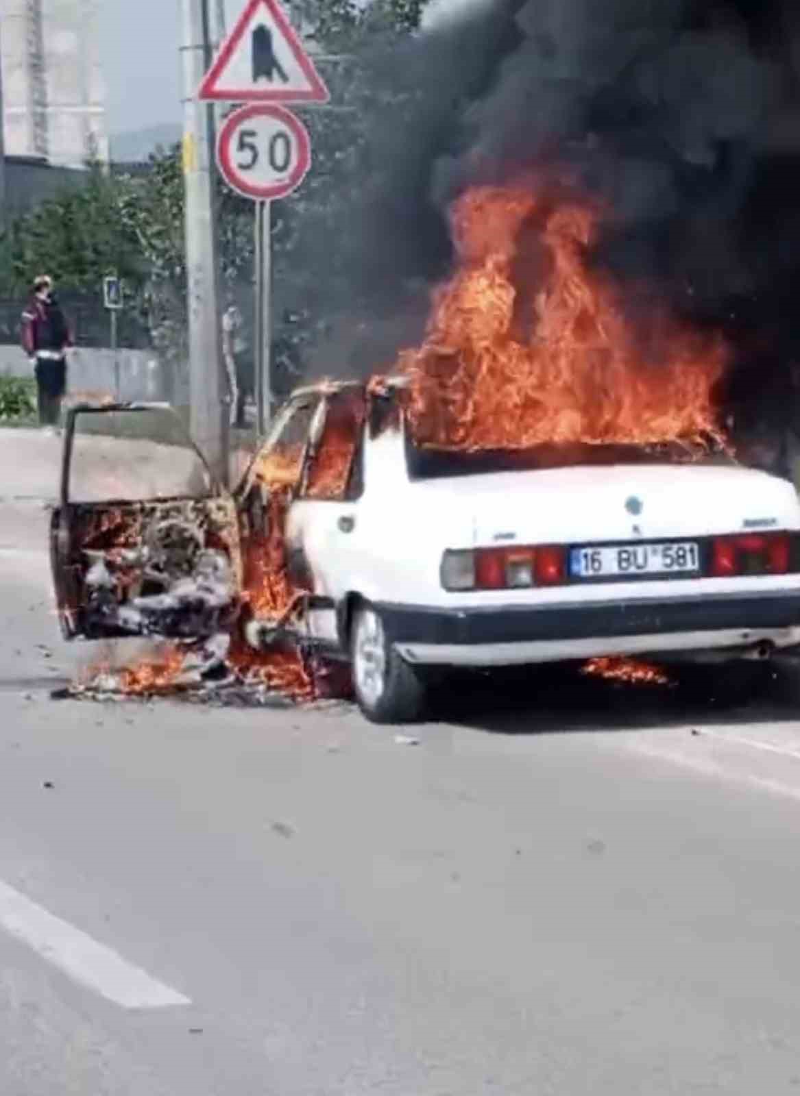 Bursa’da otomobil alevlere teslim oldu