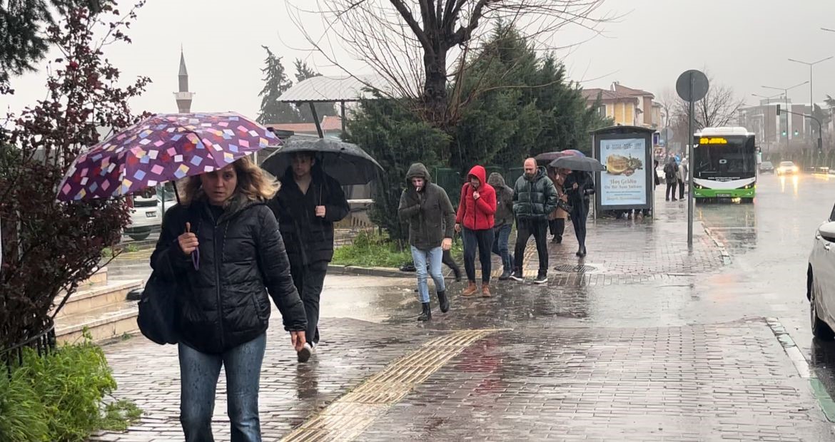 Bursa’da şiddetli yağmur hayatı olumsuz etkiledi