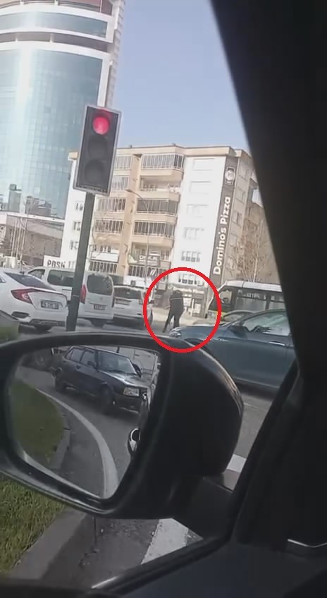 Akan trafiğe aldırış etmeden birbirlerine girdiler