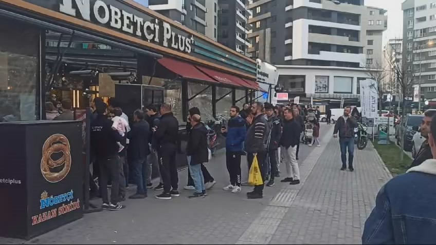 Bursa’da iftar öncesi fırınlarda pide kuyruğu oluştu