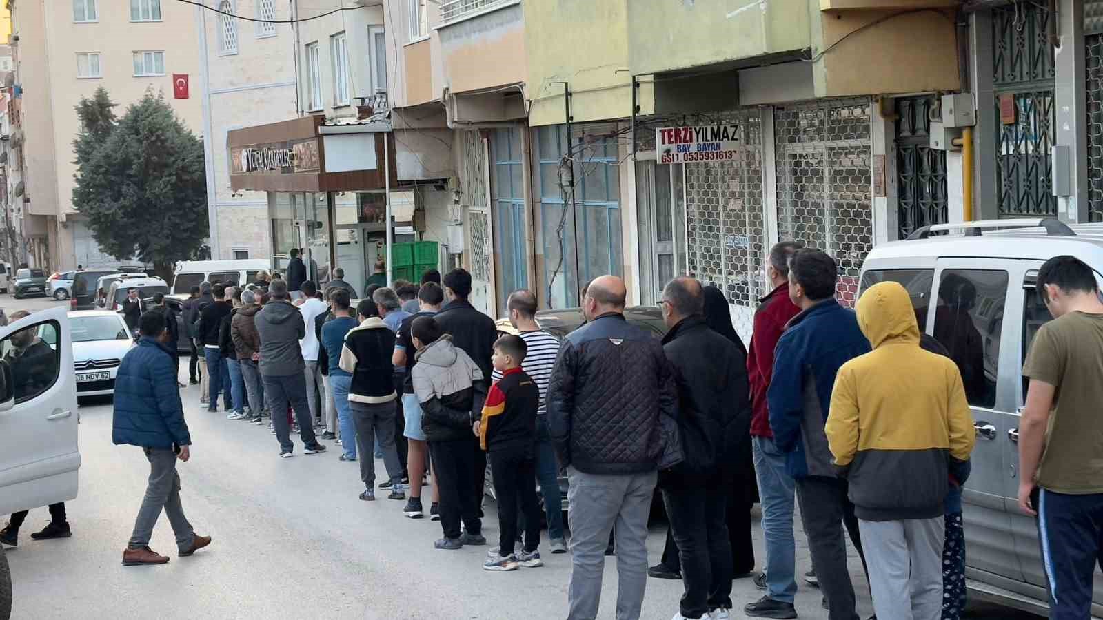 Bursa’da iftar öncesi fırınlarda pide kuyruğu oluştu