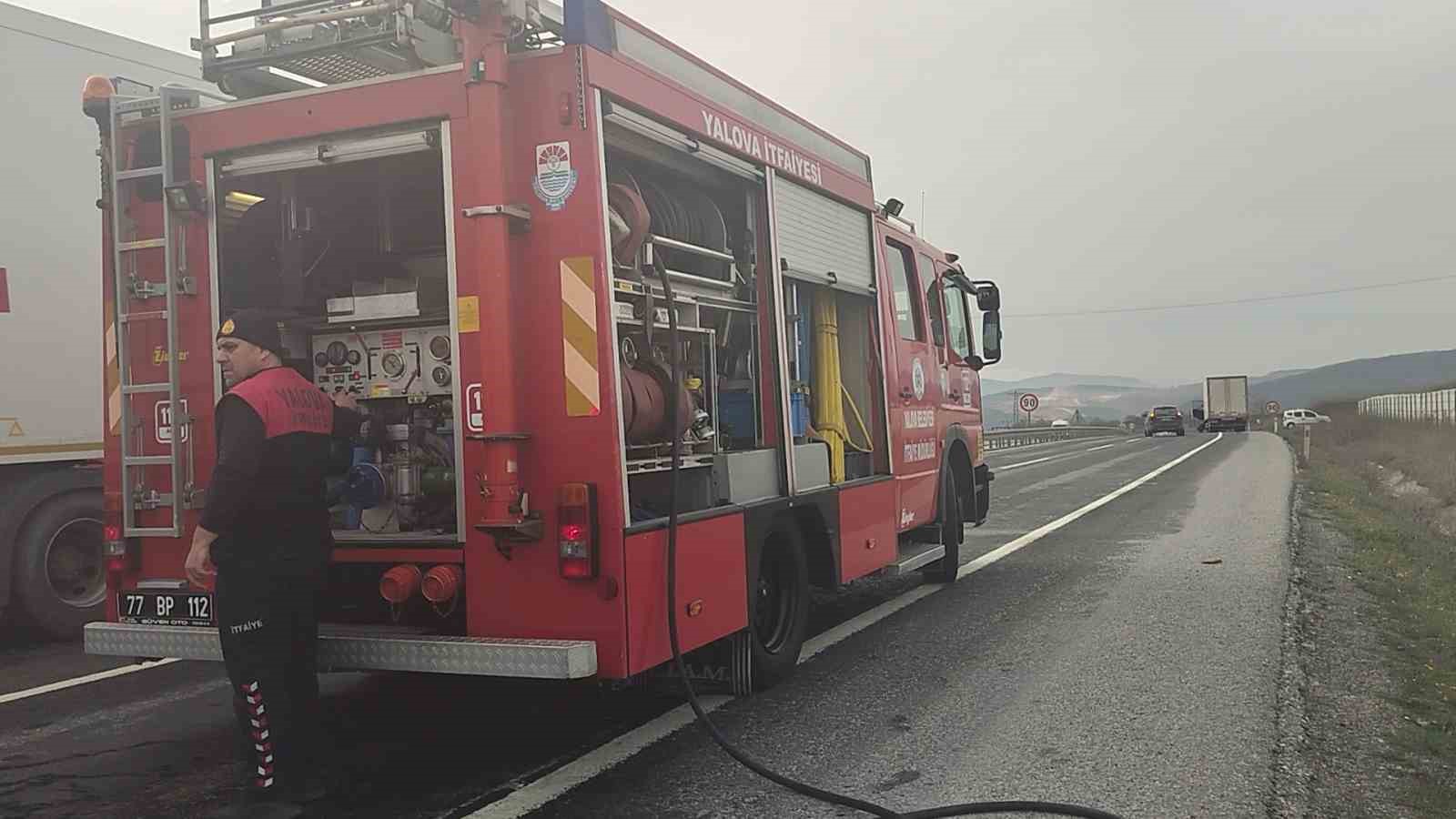 Bursa’da seyir halindeki otomobil alev aldı