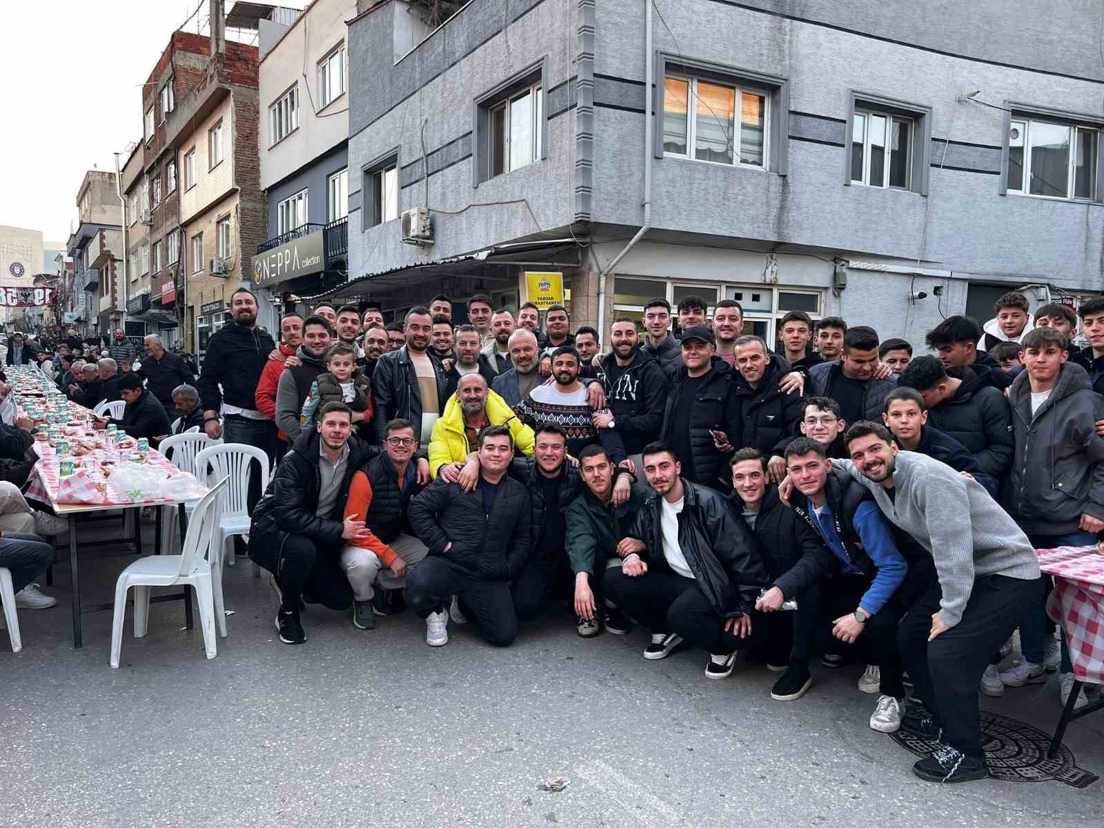 Mahalle gençleri bin kişilik iftar verdi