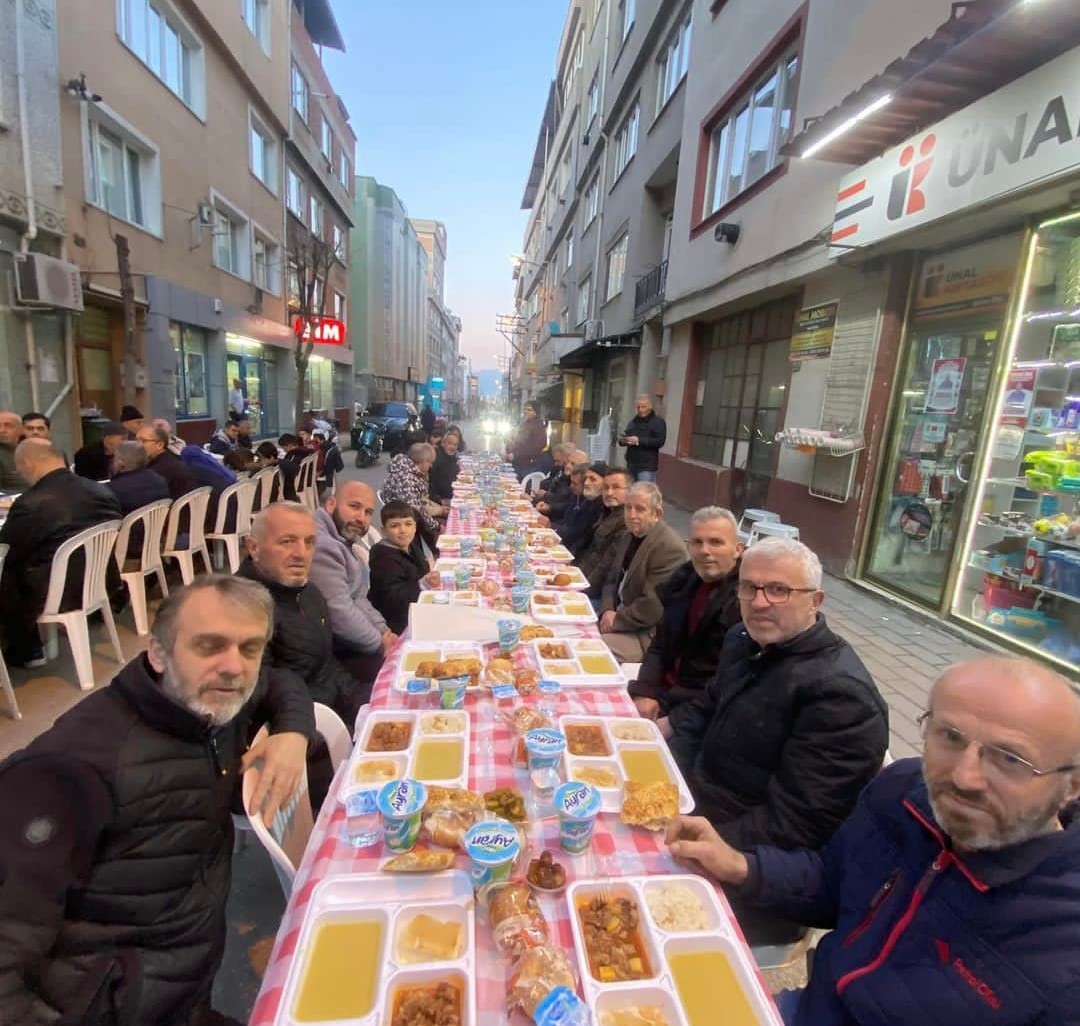 Mahalle gençleri bin kişilik iftar verdi