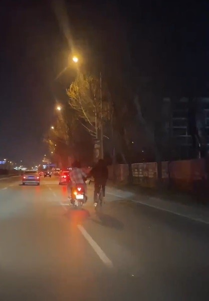 Motosiklet ile bisikleti çekti...Tehlikeli anlar kamerada