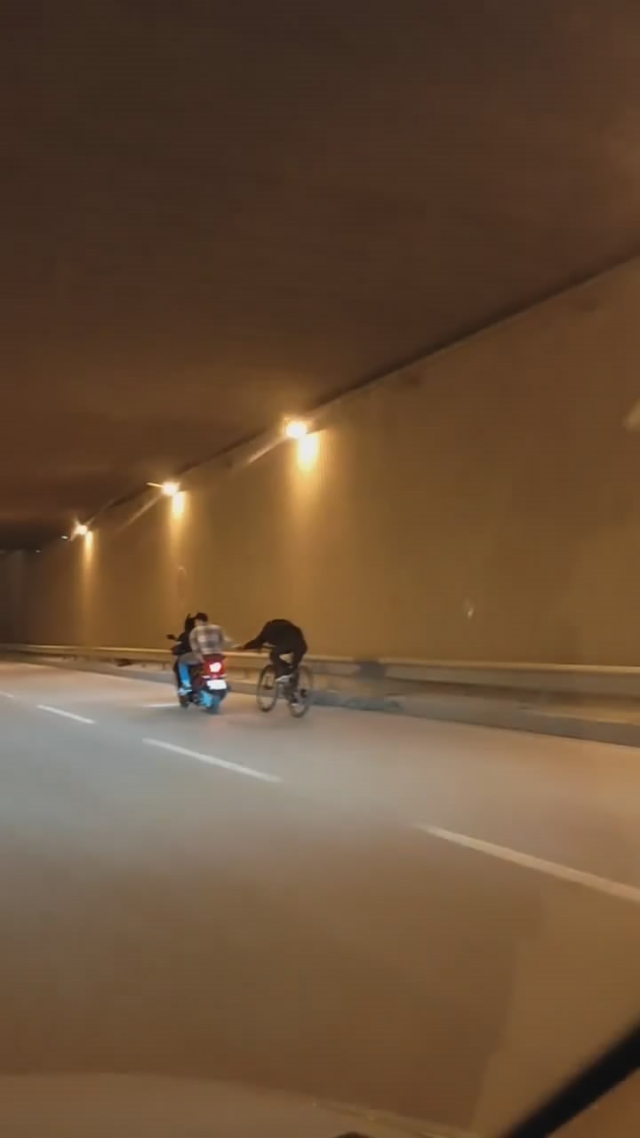Motosiklet ile bisikleti çekti...Tehlikeli anlar kamerada