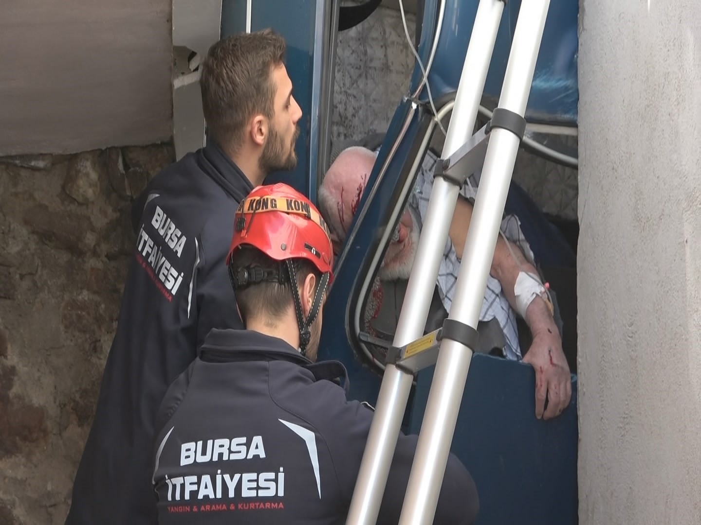 Evin bahçesine uçtu, dik kalan otomobilinde can pazarı yaşadı