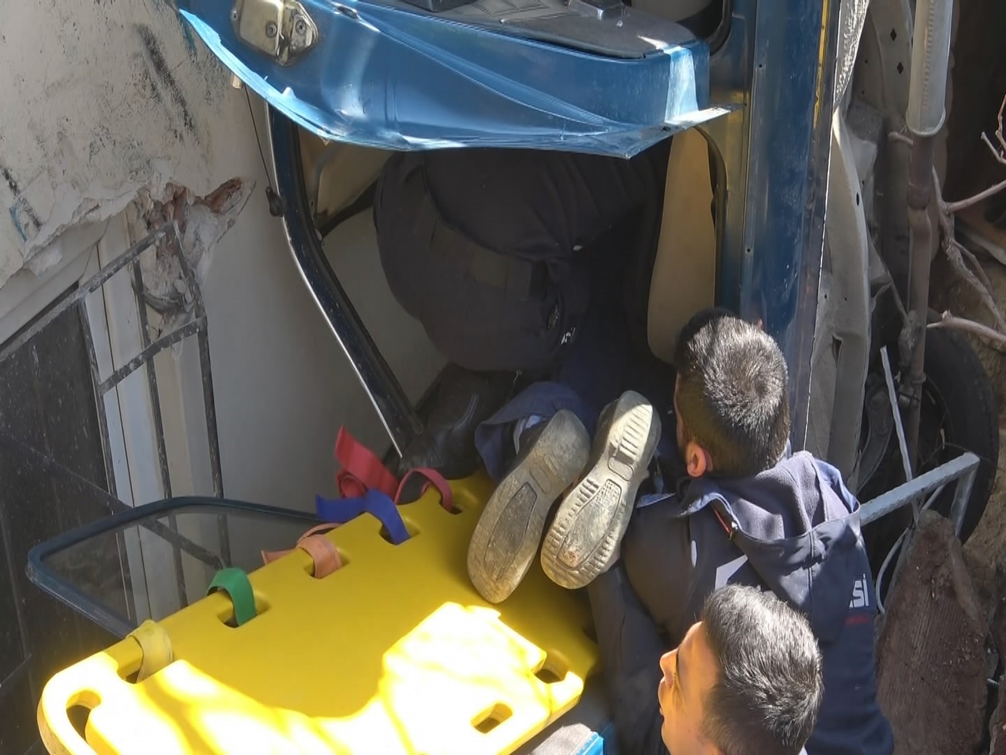 Evin bahçesine uçtu, dik kalan otomobilinde can pazarı yaşadı