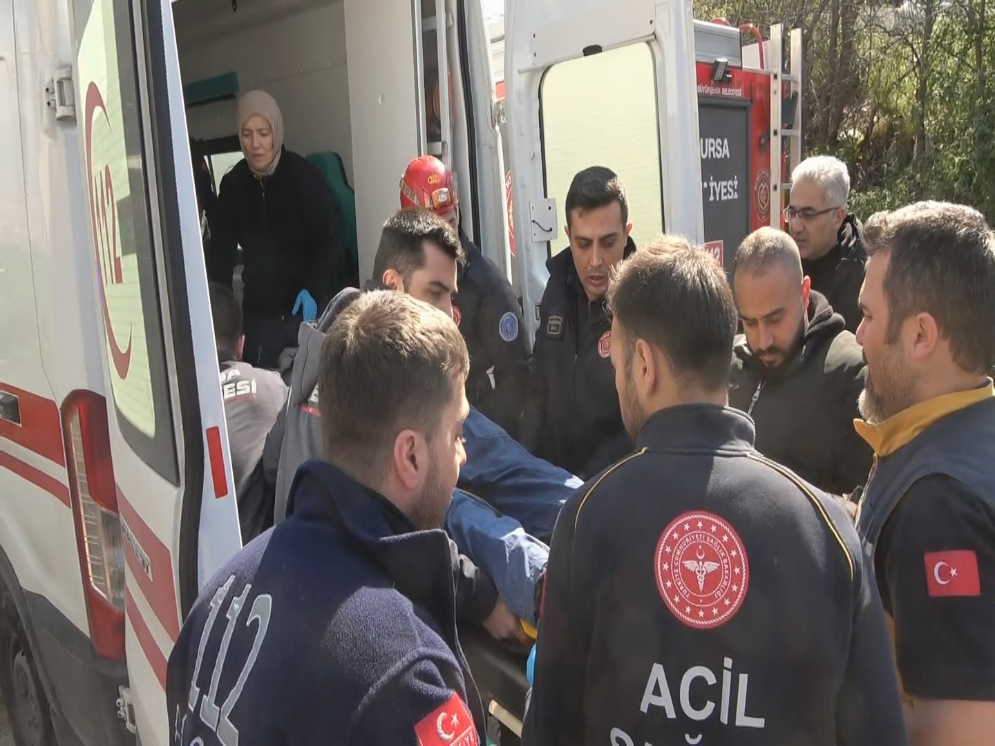 Evin bahçesine uçtu, dik kalan otomobilinde can pazarı yaşadı