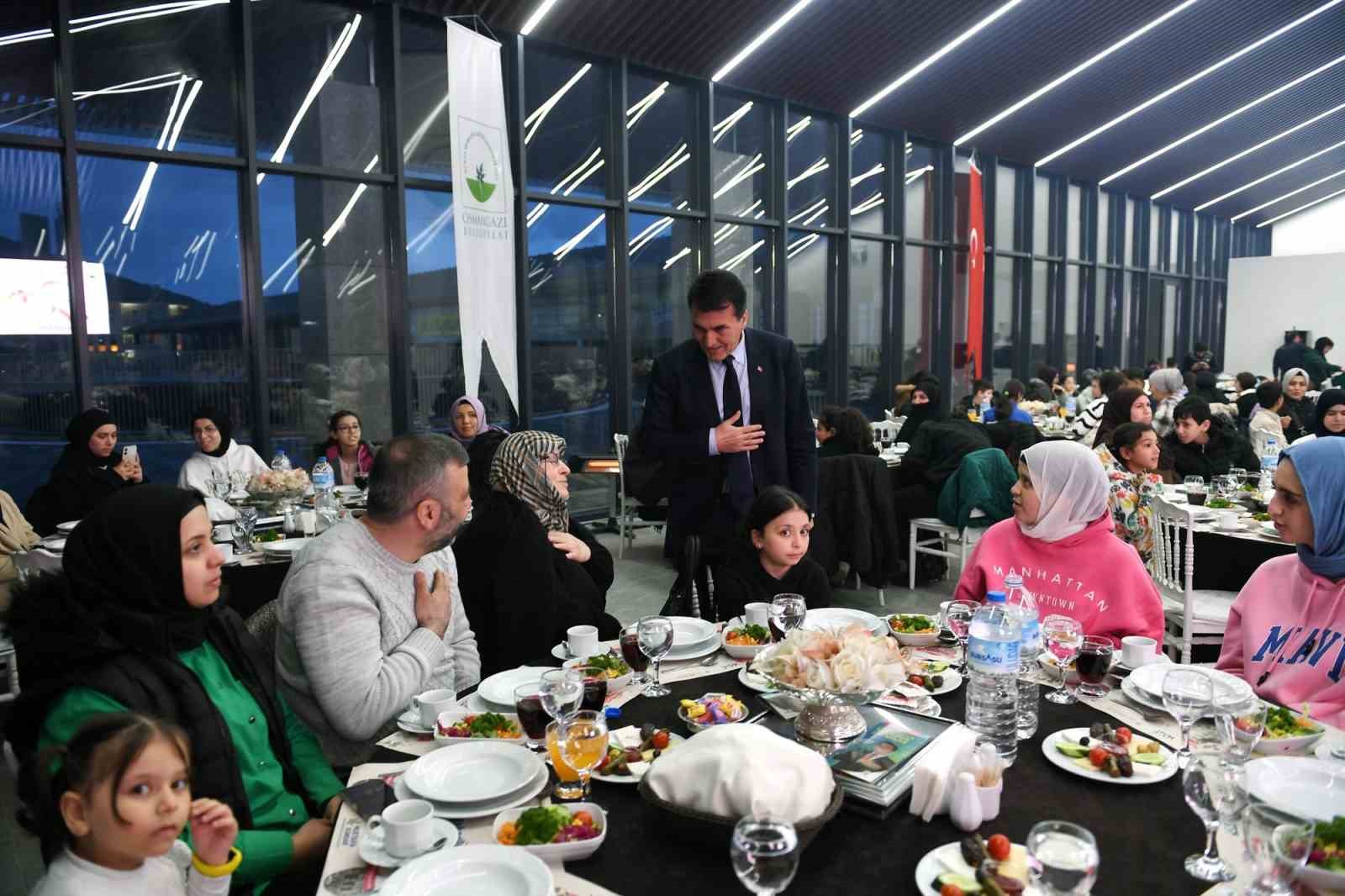 Yetim çocuklar kardeşlik sofrasında buluştu