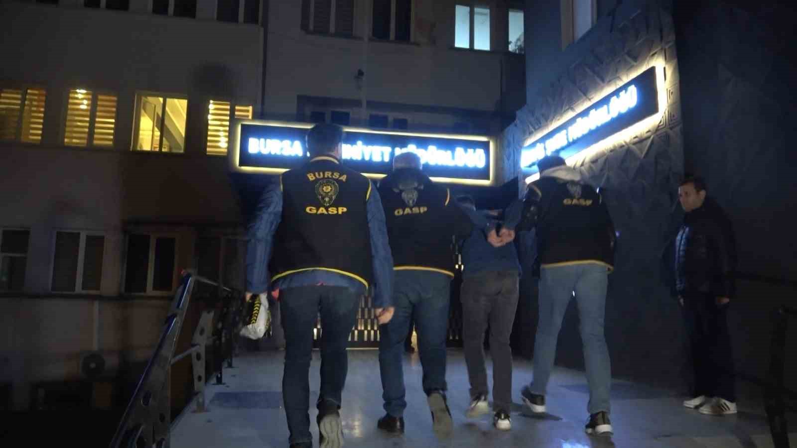 Kar maskesi ve silahla kuyumcuyu böyle soydular 8 saat geçmeden yakalandılar