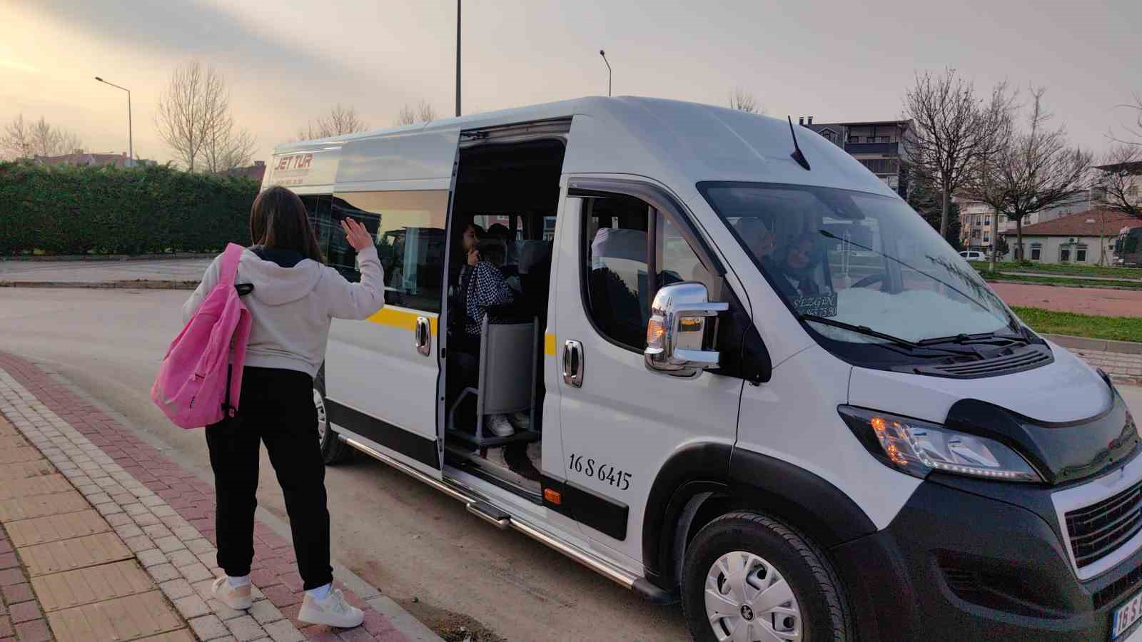 Kadın servis şoförü ustalara taş çıkarıyor