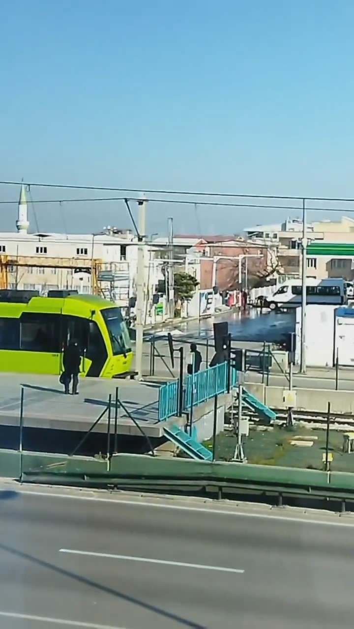 Sahibinin elinden kaçan horoz metro raylarına çıktı