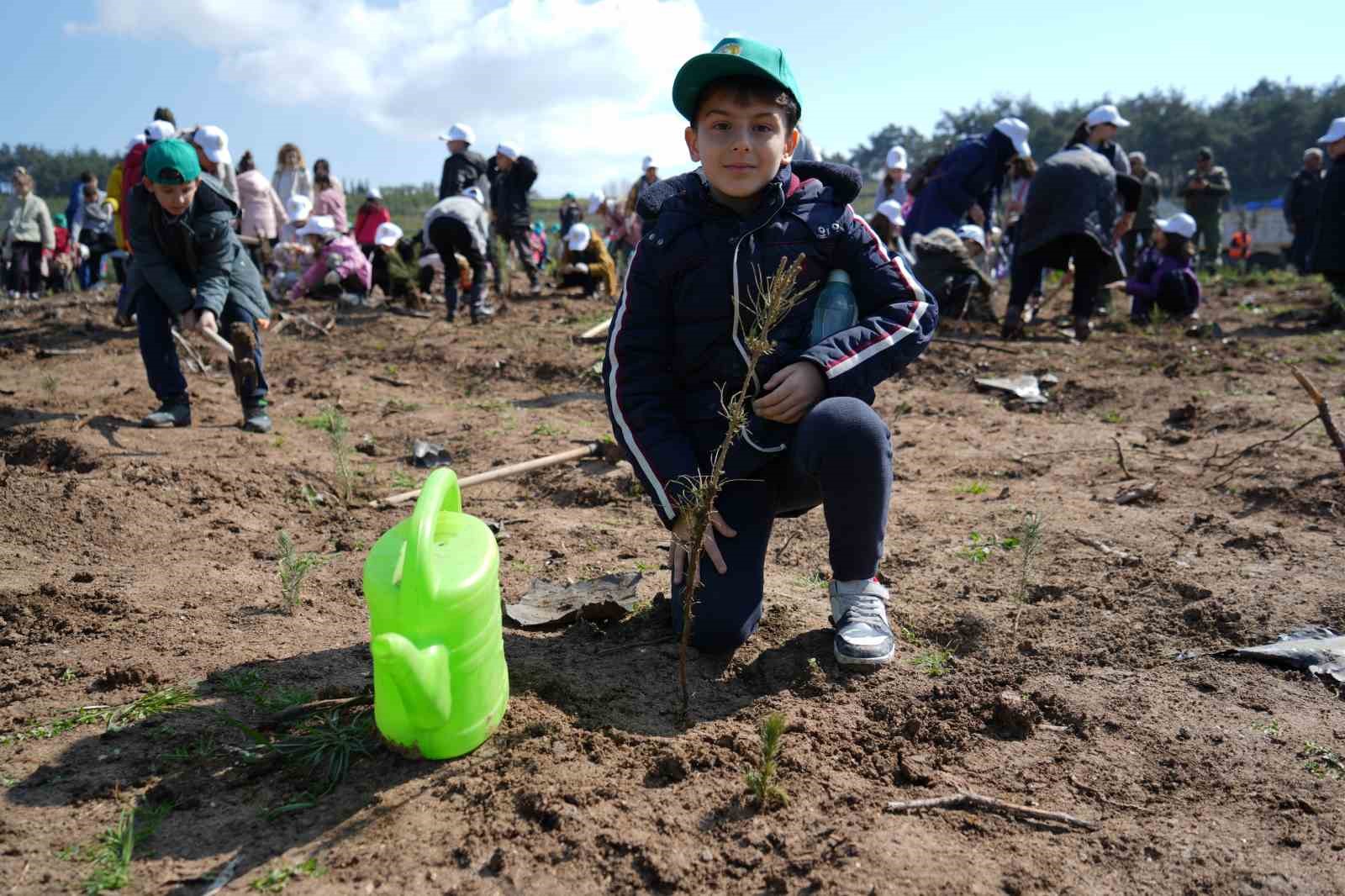 Dünya Ormancılık Günü’nde çocuklar bin fidan dikti