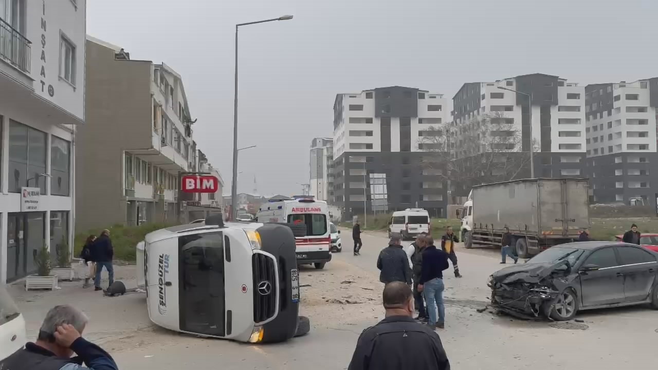 Bursa’da kontrolden çıkan servis minibüsü yan yattı : Sürücü yaralandı