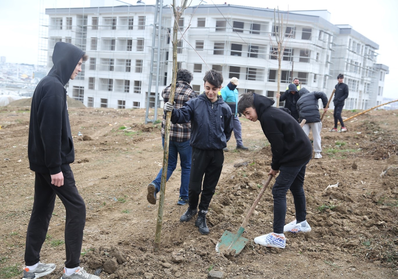 Nilüfer’de çocuklar gelecek için fidan dikti