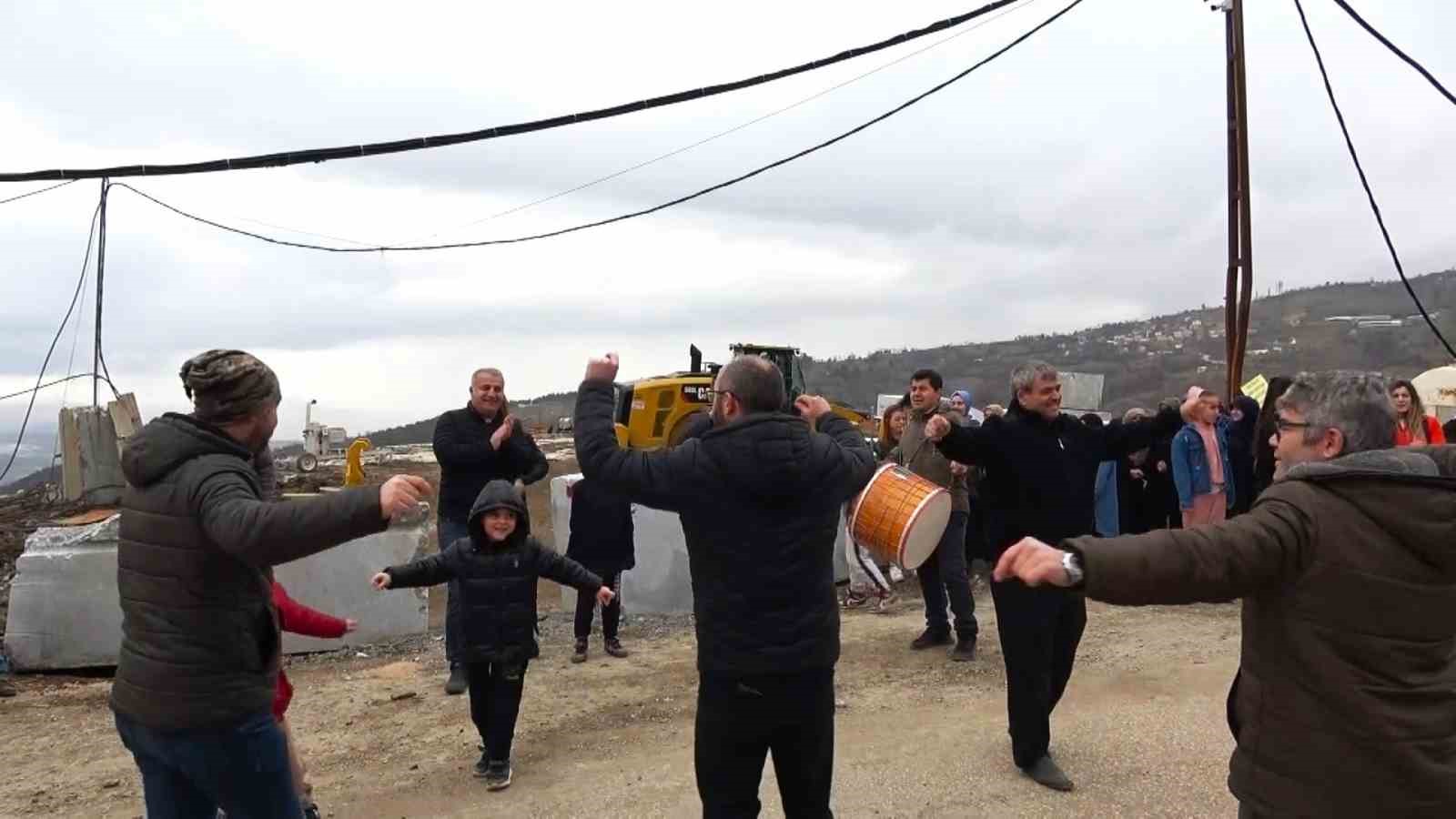 (Özel) Bursa’da mahkemenin mermer ocağı kararını duyan köylüler davul zurnayla yürüdü