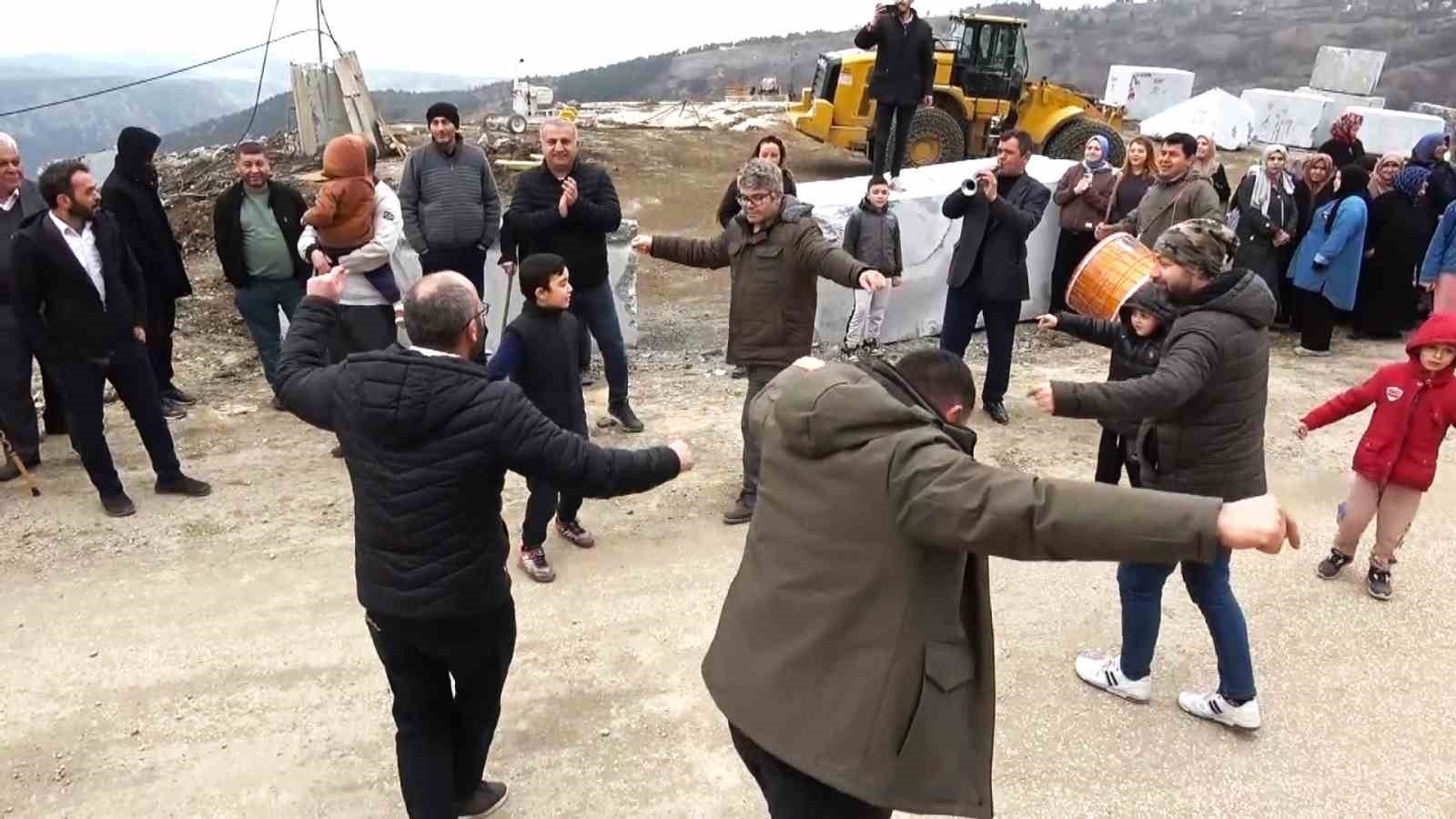 (Özel) Bursa’da mahkemenin mermer ocağı kararını duyan köylüler davul zurnayla yürüdü