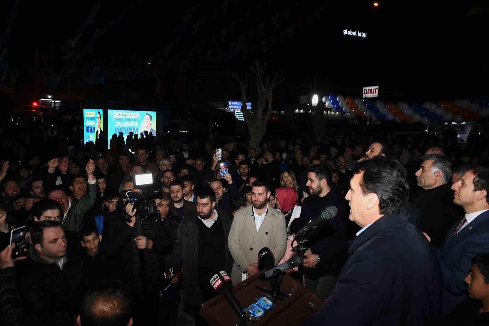 Emek’te dev kalabalık Dündar’ı coşkuyla karşıladı