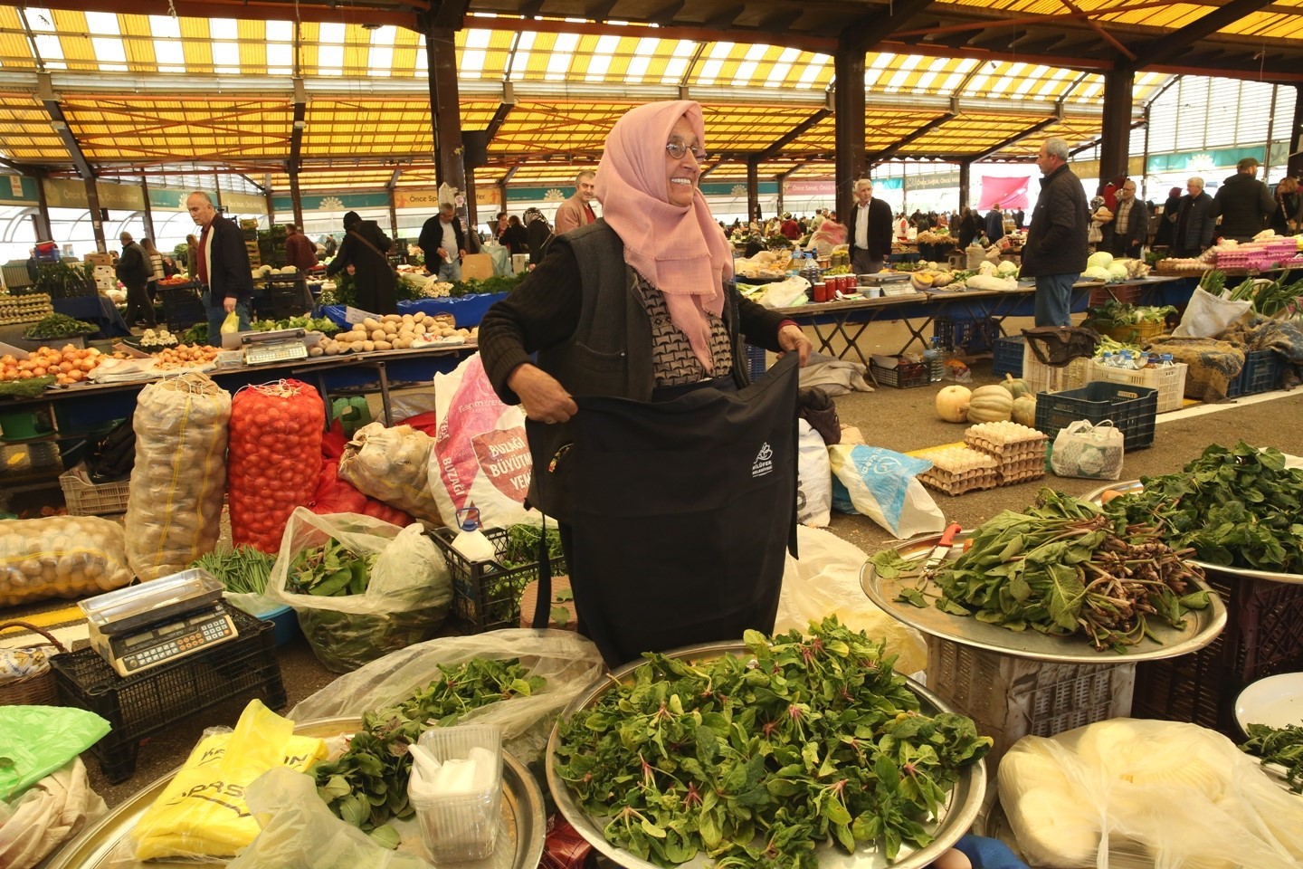 Nilüfer Belediyesi üretici esnafa pazar önlüğü dağıttı