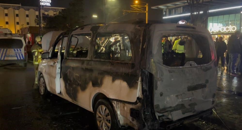 (Özel) Başkan adayı gençlerle halay çekerken, VIP makam minibüsü alev alev yandı