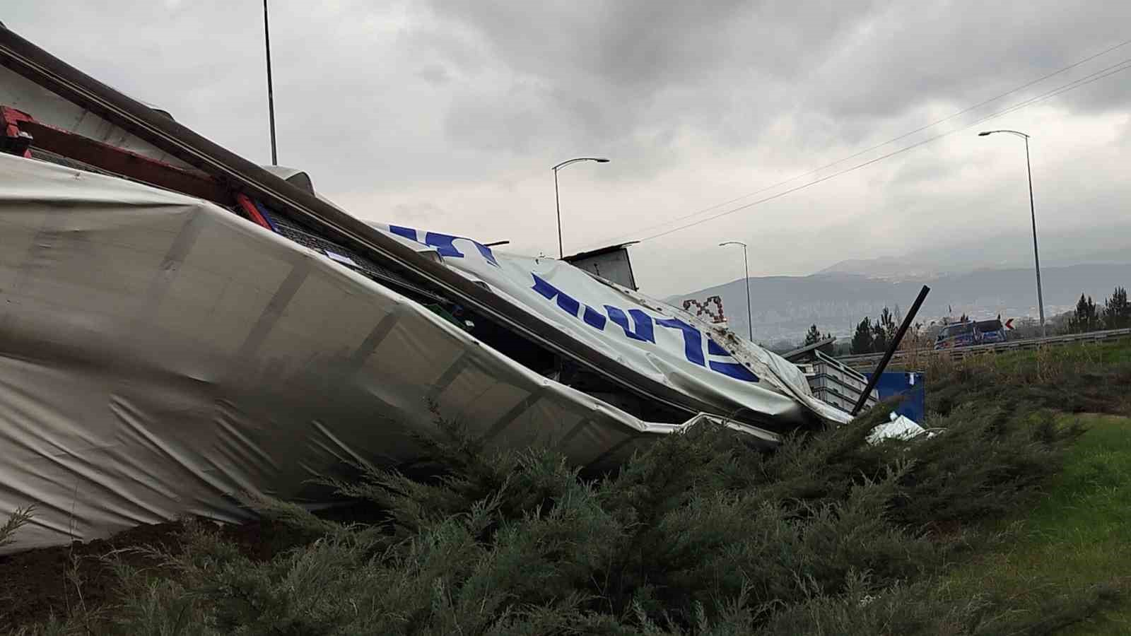 Bursa’da devrilen tırın sürücüsü yaralandı