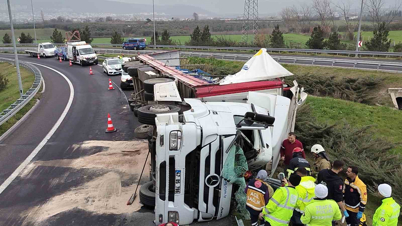 Bursa’da devrilen tırın sürücüsü yaralandı