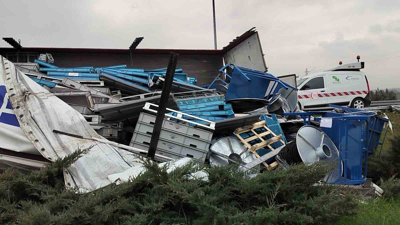 Bursa’da devrilen tırın sürücüsü yaralandı