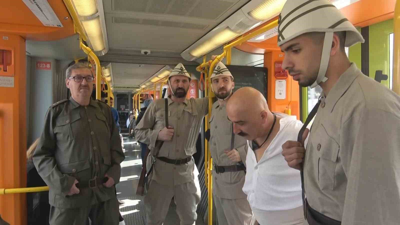 Seyit Onbaşı sırtındaki top mermisi ile metroya bindi, vatandaşlar duygulandı..