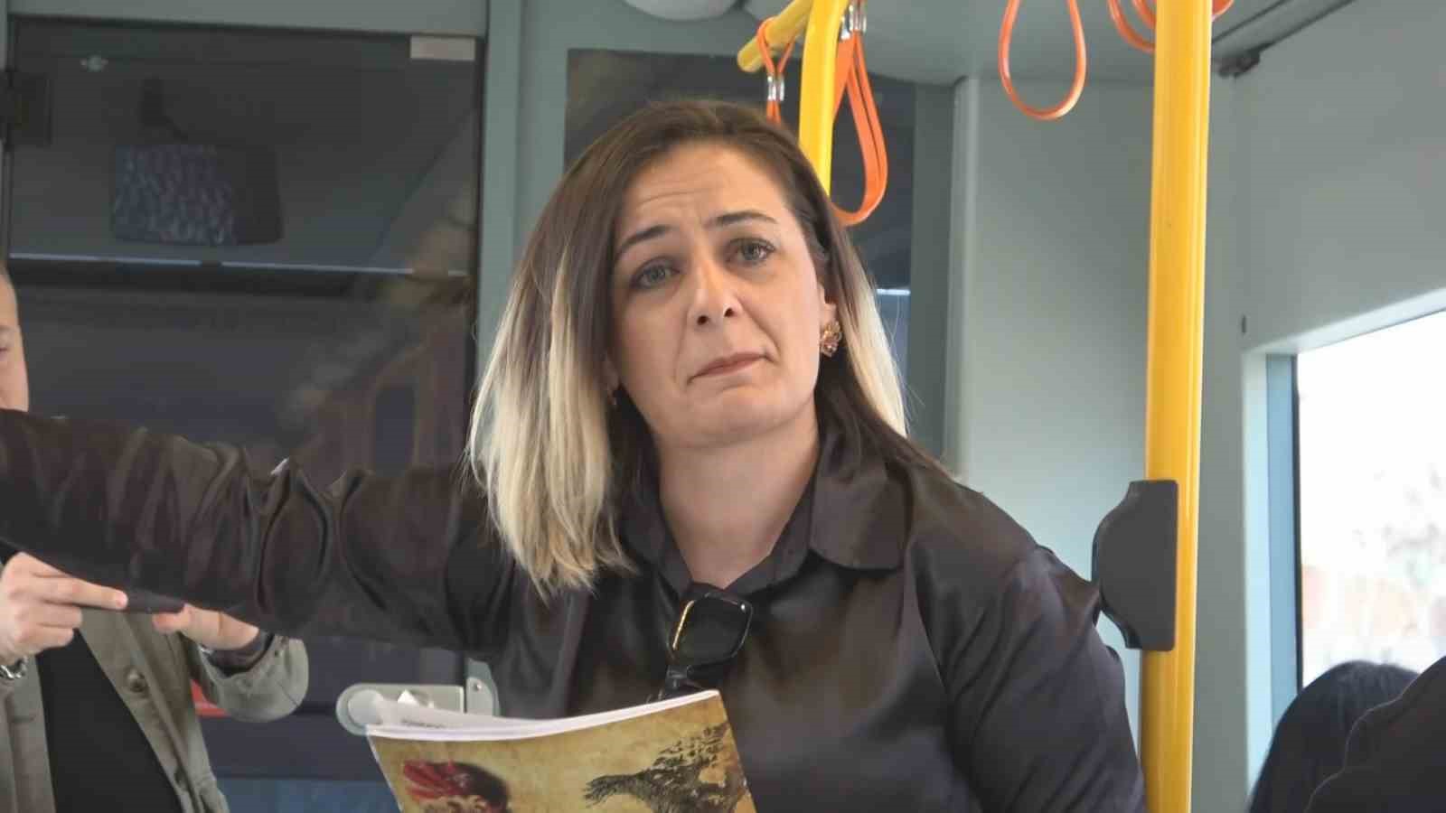Seyit Onbaşı sırtındaki top mermisi ile metroya bindi, vatandaşlar duygulandı..