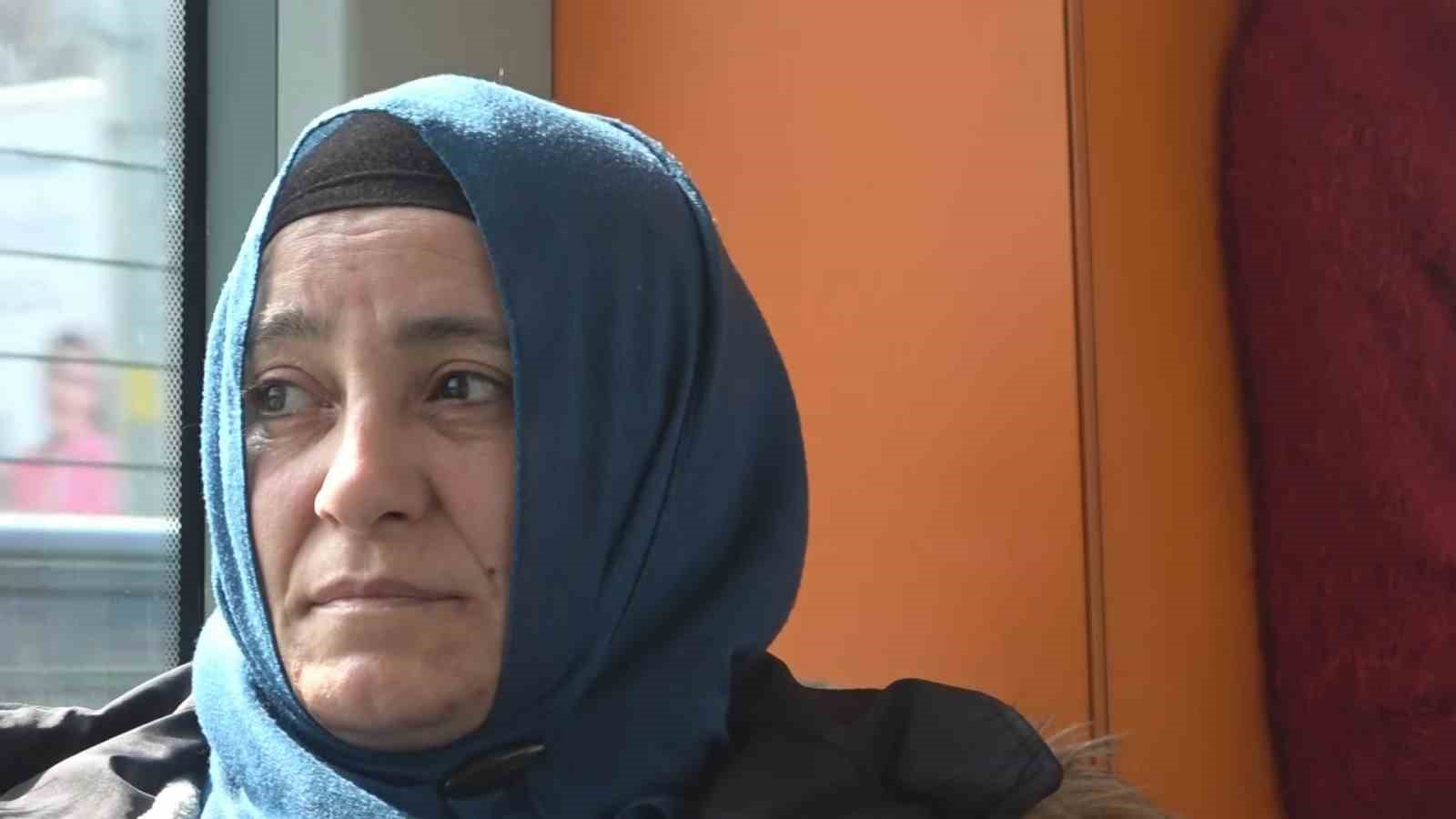 Seyit Onbaşı sırtındaki top mermisi ile metroya bindi, vatandaşlar duygulandı..