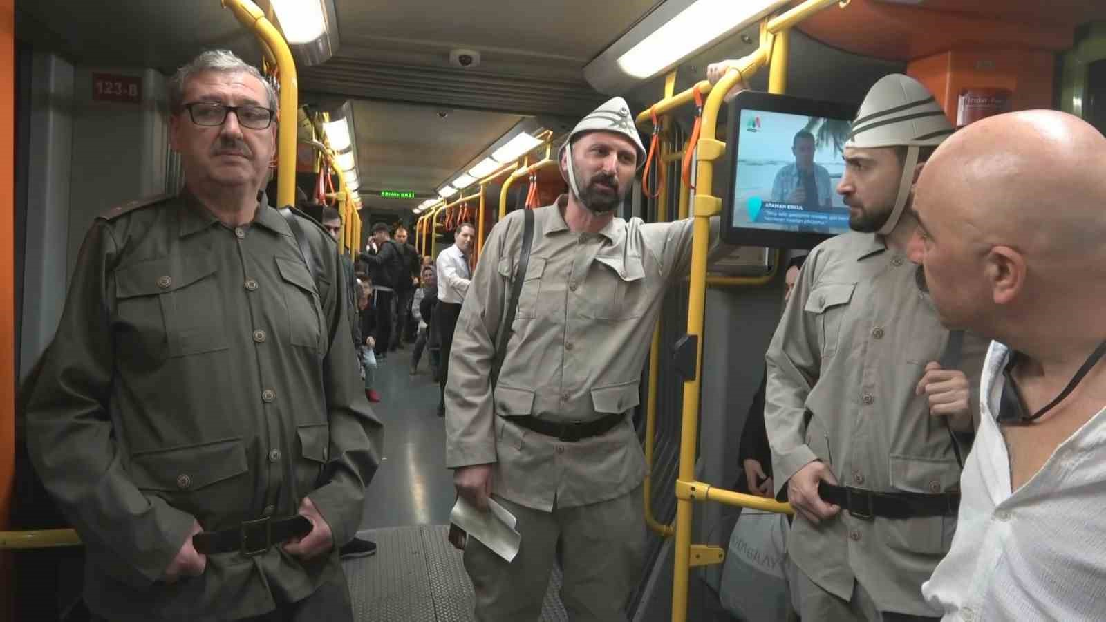 Seyit Onbaşı sırtındaki top mermisi ile metroya bindi, vatandaşlar duygulandı..