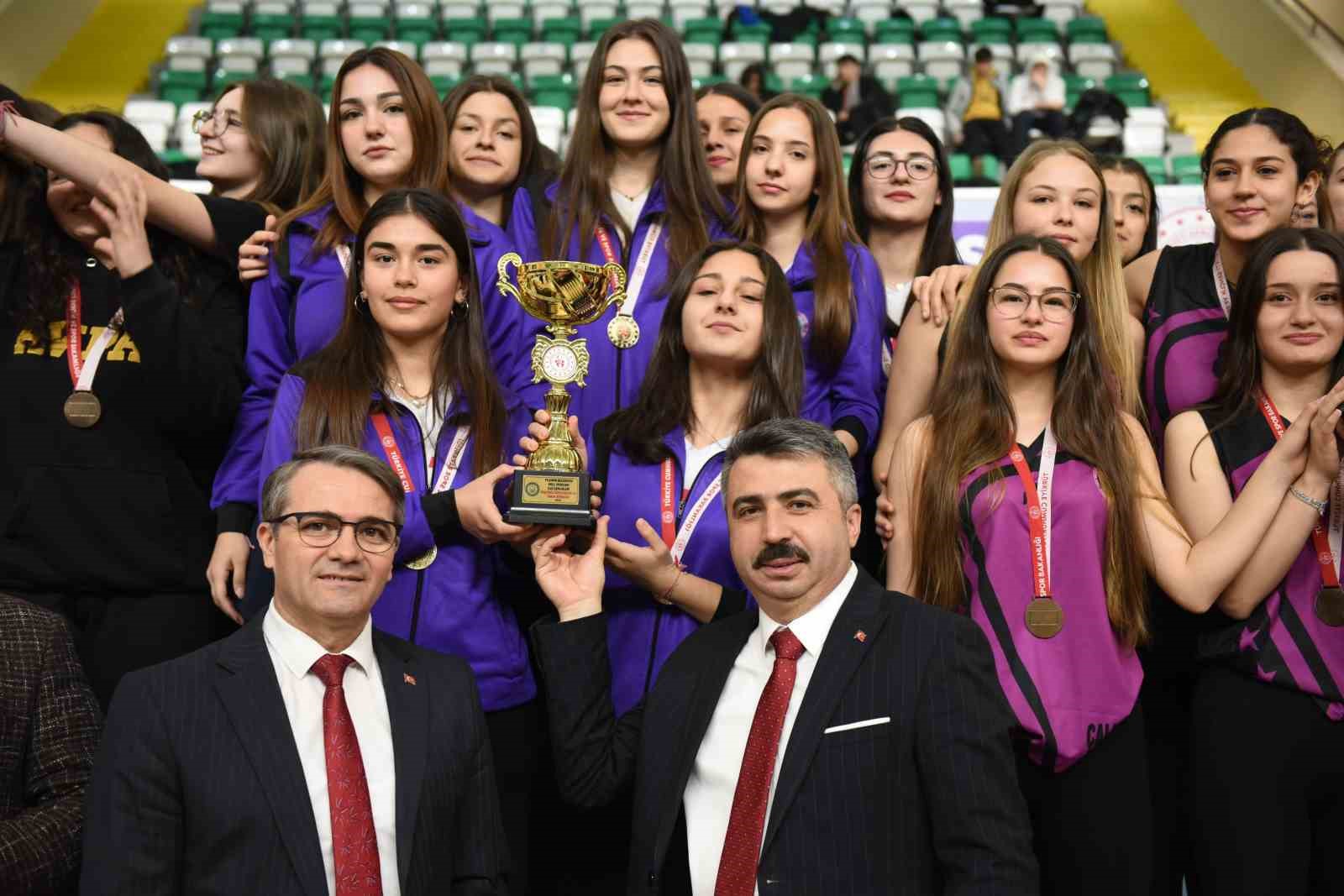 Okul sporları ilçe şenliklerinde görkemli final