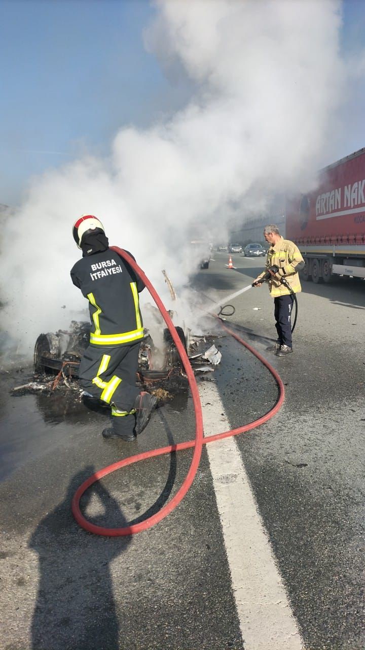 Lüks otomobil alev alev yandı, sürücü son anda canını kurtardı