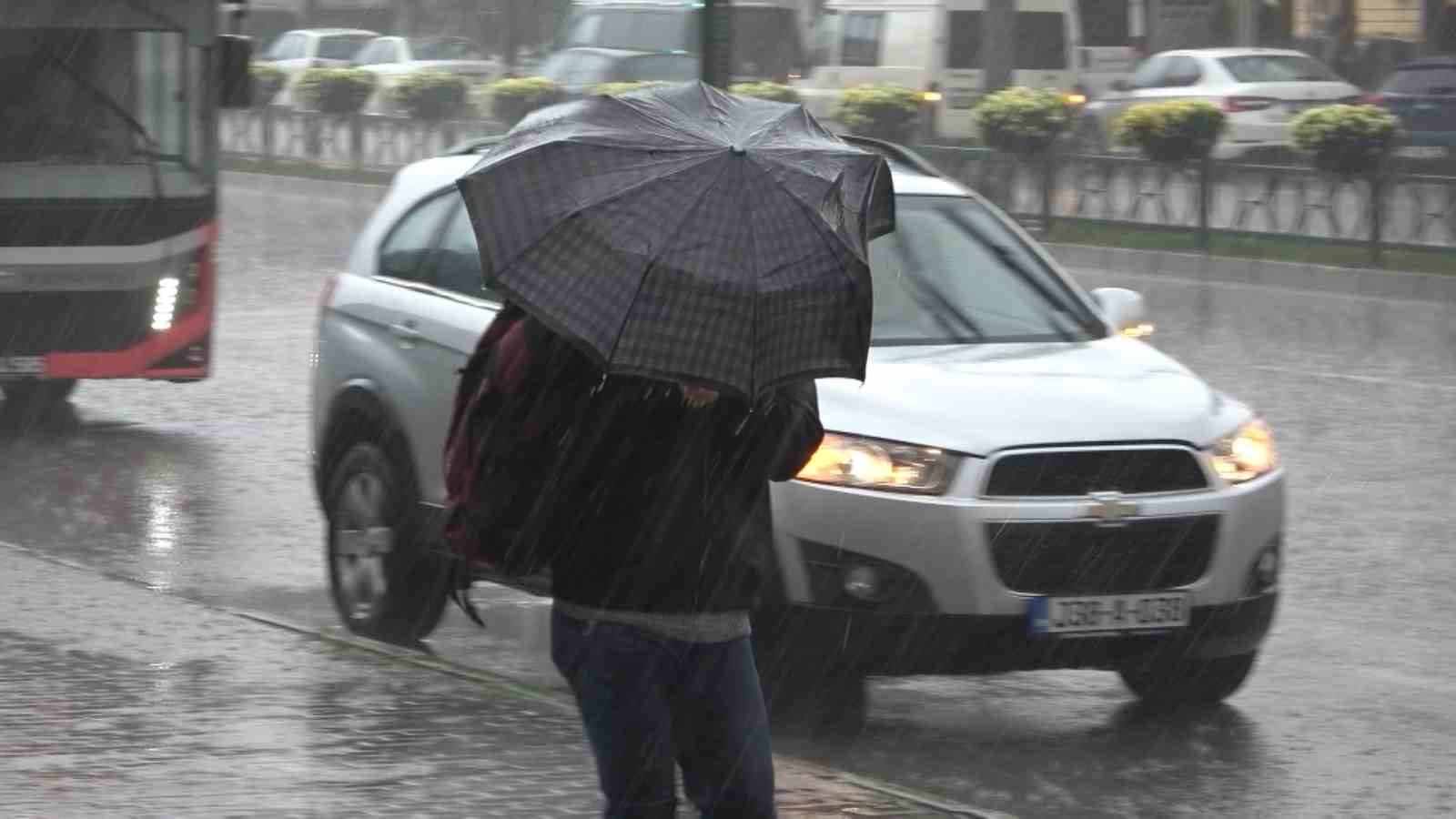 Bursa sağanak yağışa teslim oldu