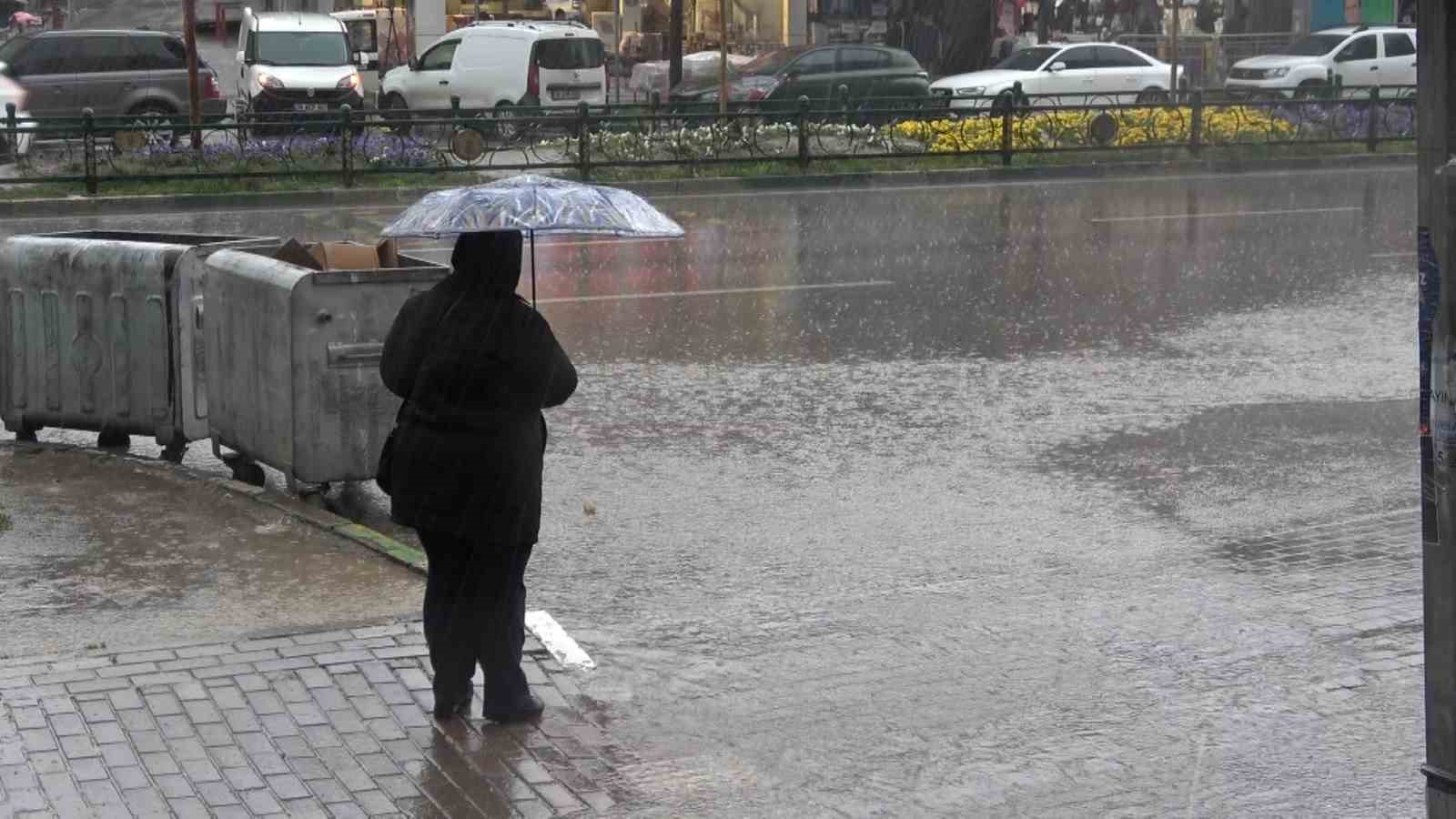 Bursa sağanak yağışa teslim oldu