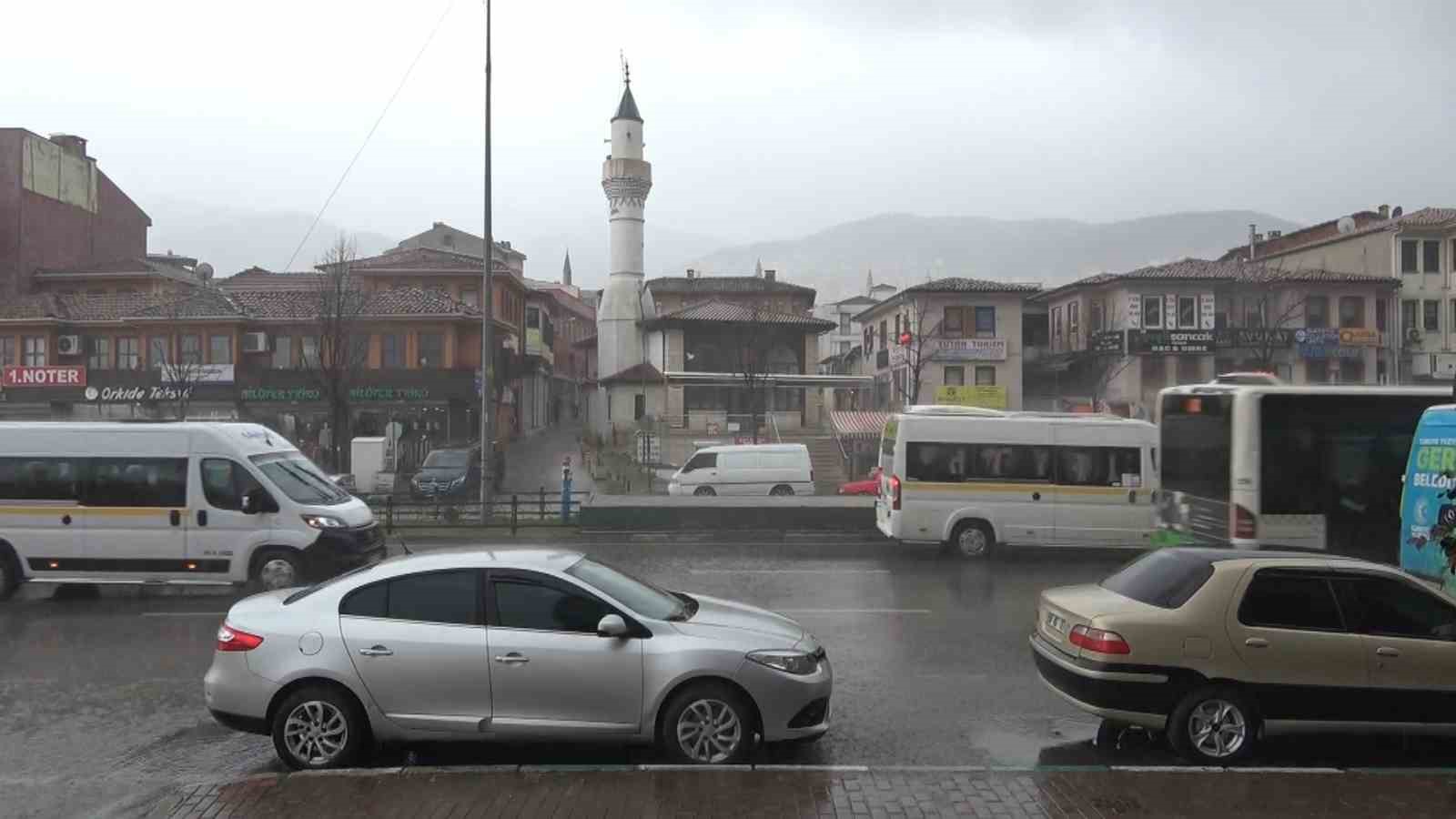 Bursa sağanak yağışa teslim oldu