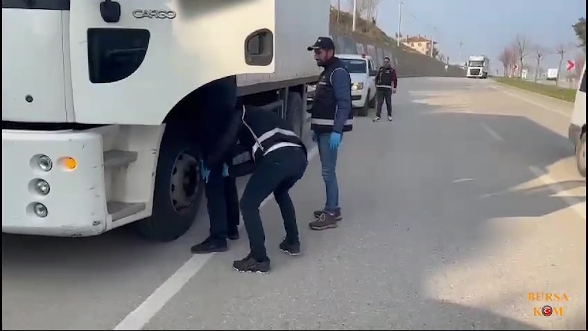 Bursa’da kaçakçılık operasyonu...Milyonlarca makaron ele geçildi