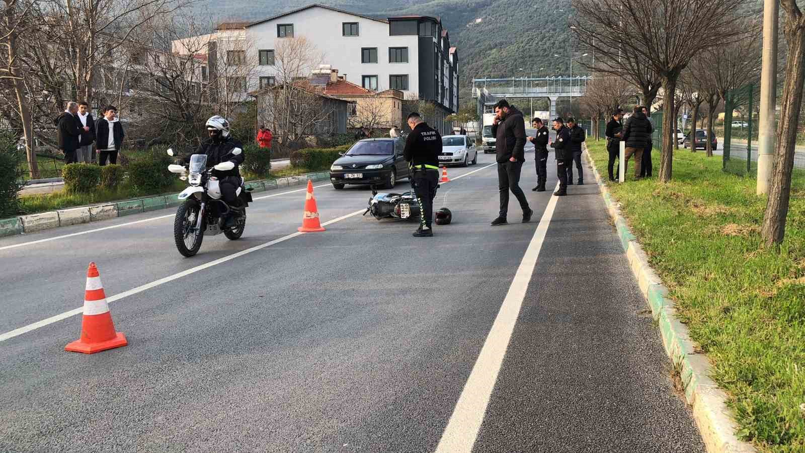 Refüjdeki ağaçlara çarpan motosiklet sürücüsü ağır yaralandı