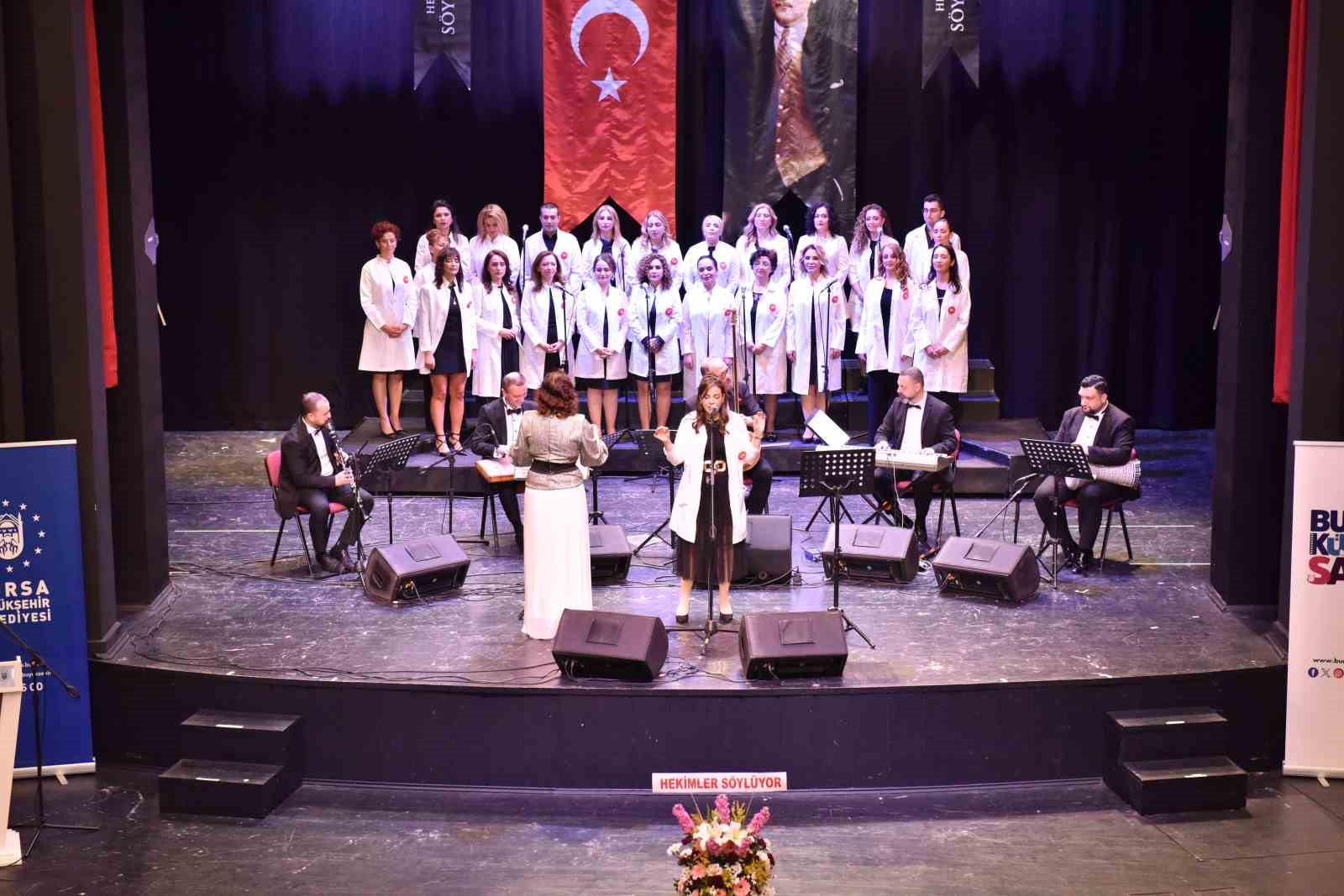 Hekimlerden beyaz önlükleriyle konser