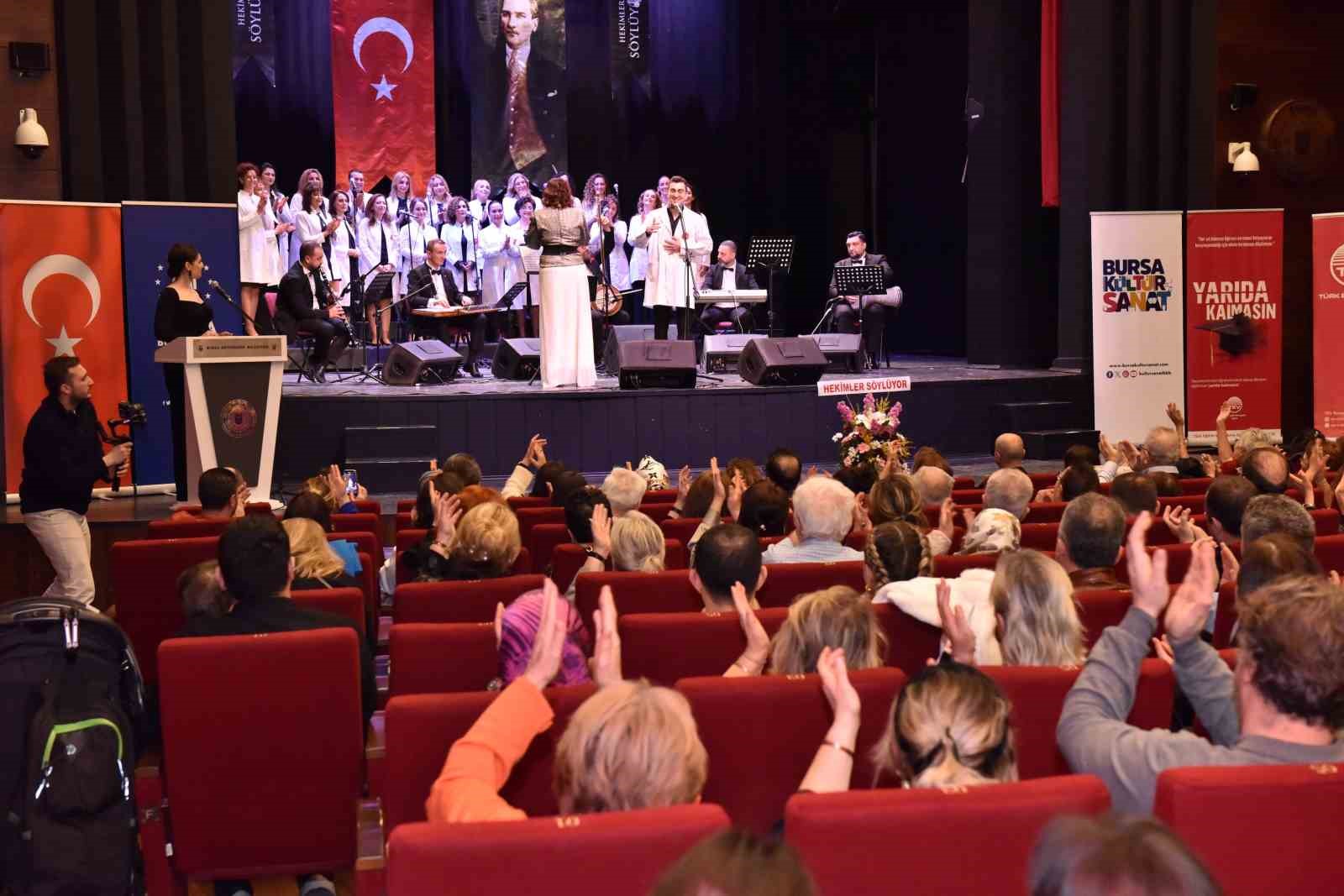 Hekimlerden beyaz önlükleriyle konser