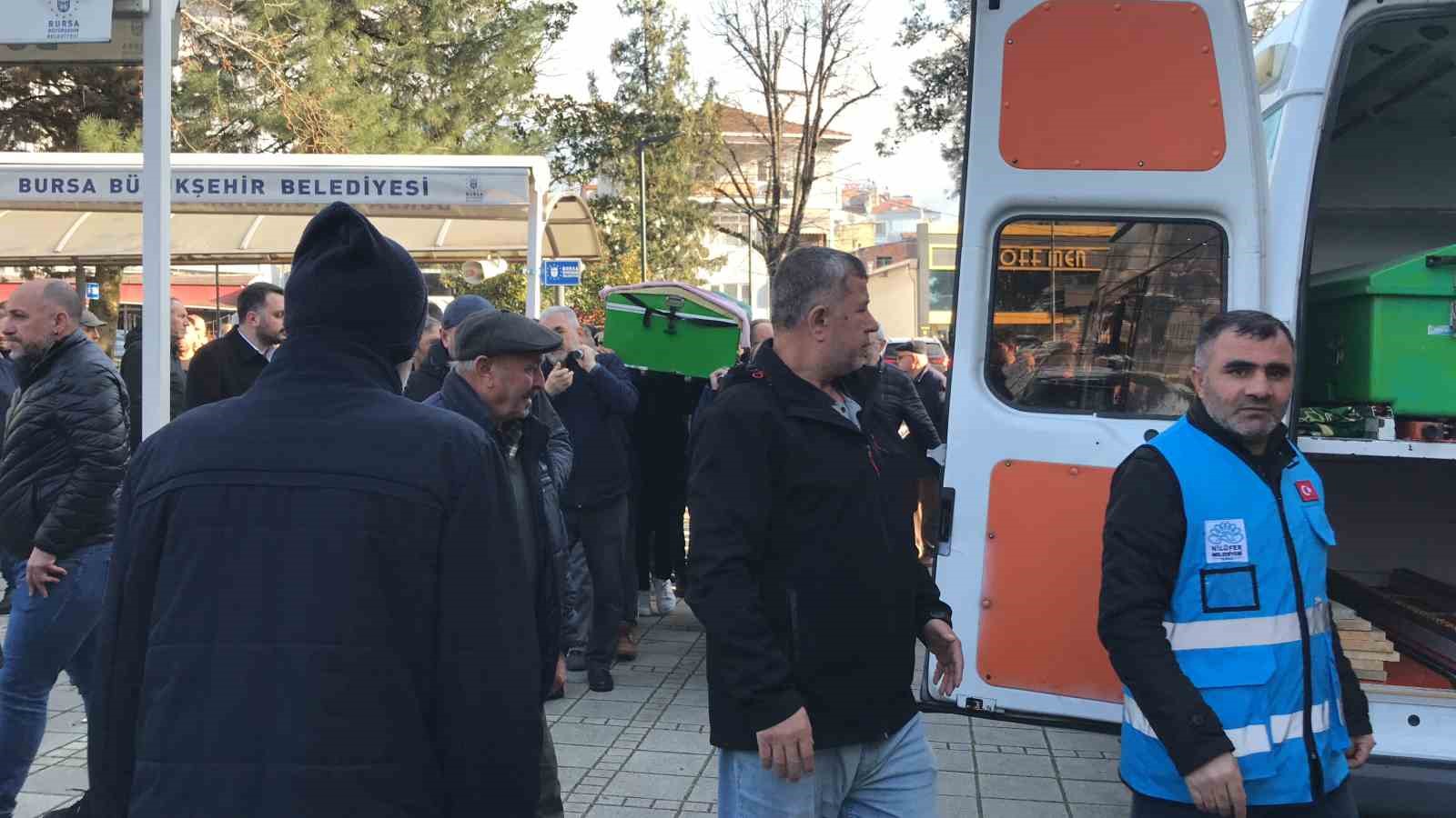 Depremden korkup 2. kattan atlayan genç gözyaşlarıyla toprağa verildi