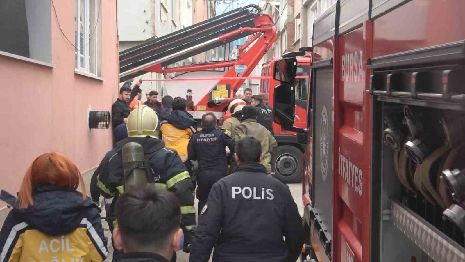 Evde çıkan yangında can pazarı: 2 yaralı