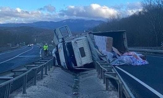 Kontrolden çıkan kamyon orta refüje devrildi