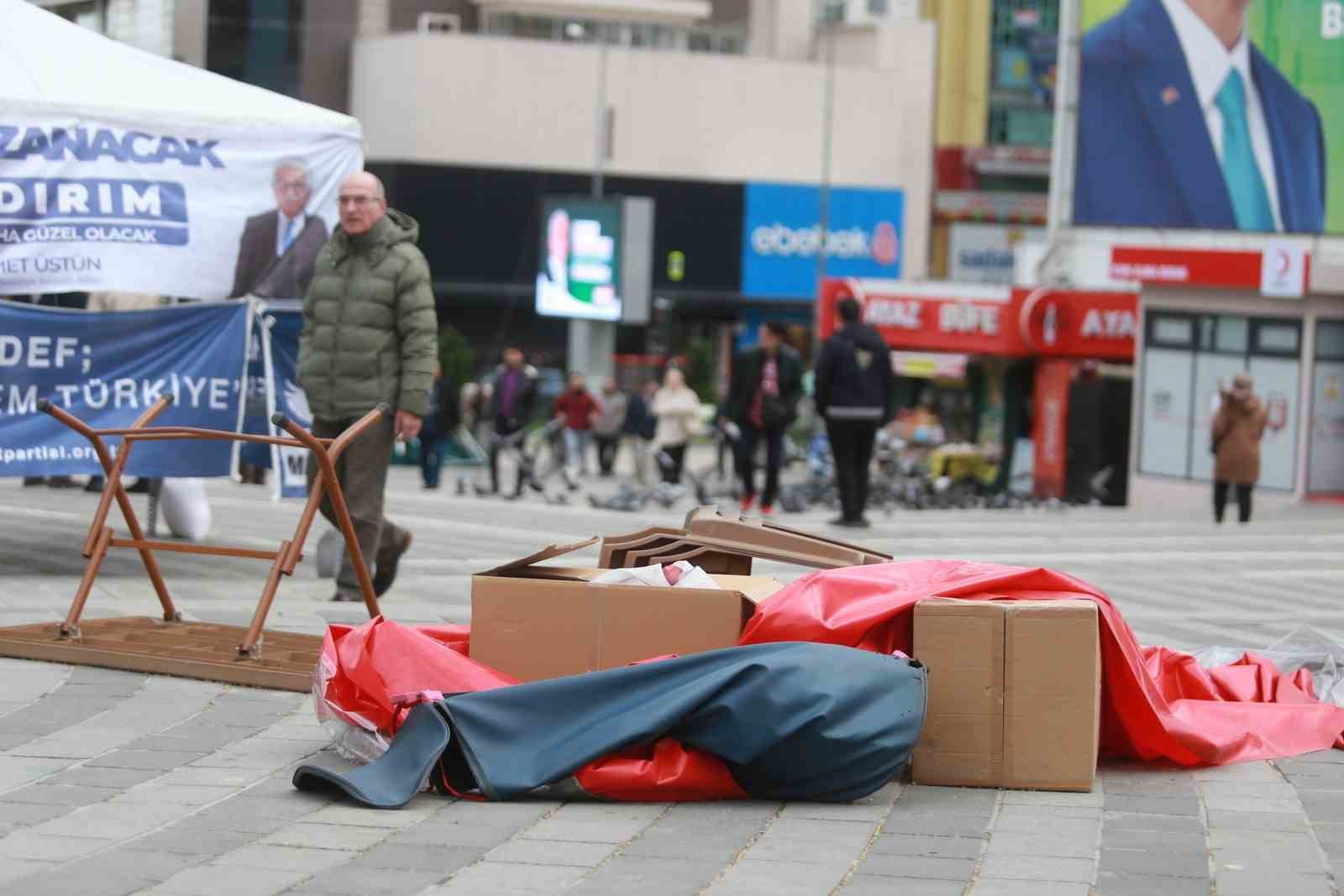 Bursa’da etkili olan fırtına parti stantlarını yerle bir etti