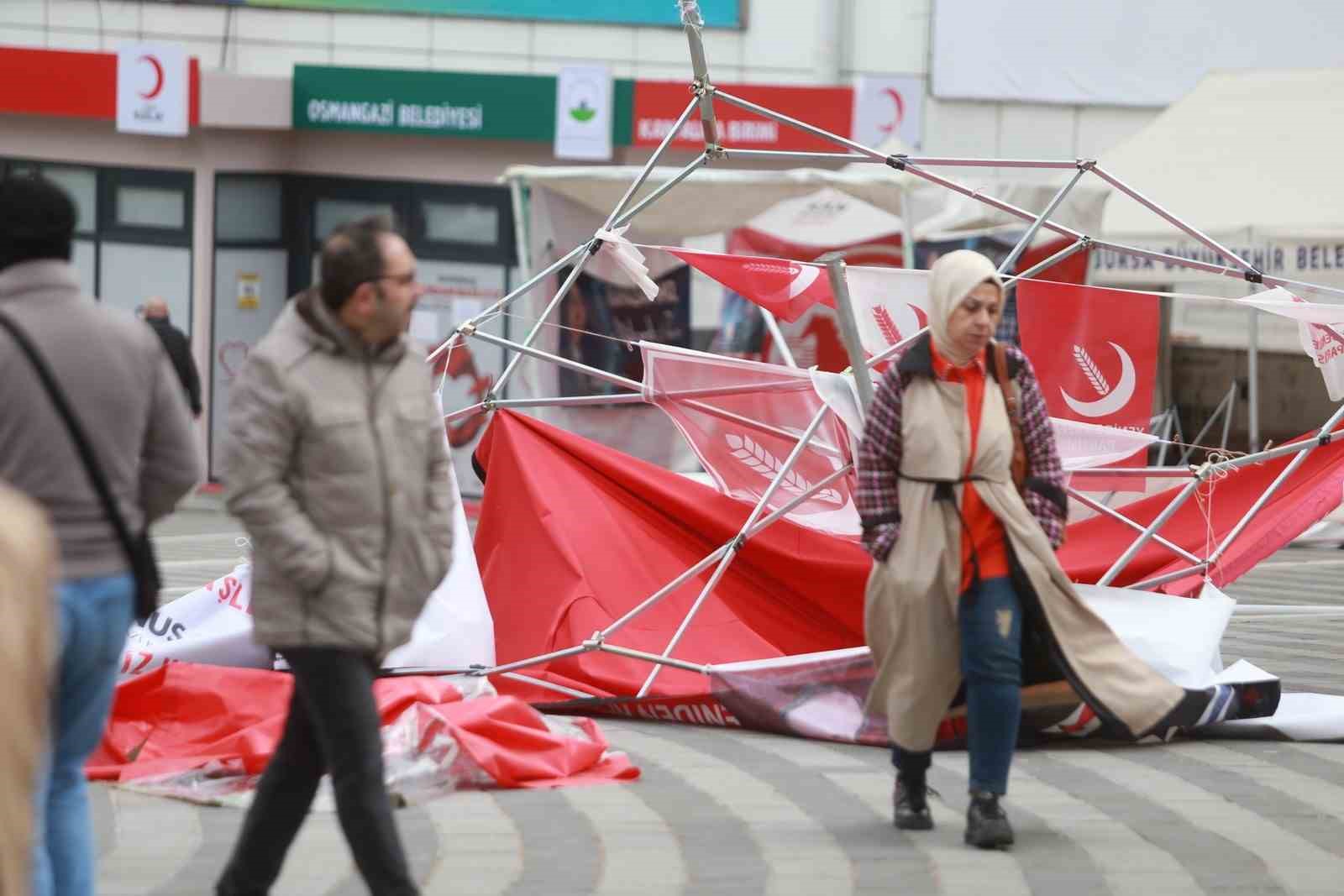 Bursa’da etkili olan fırtına parti stantlarını yerle bir etti