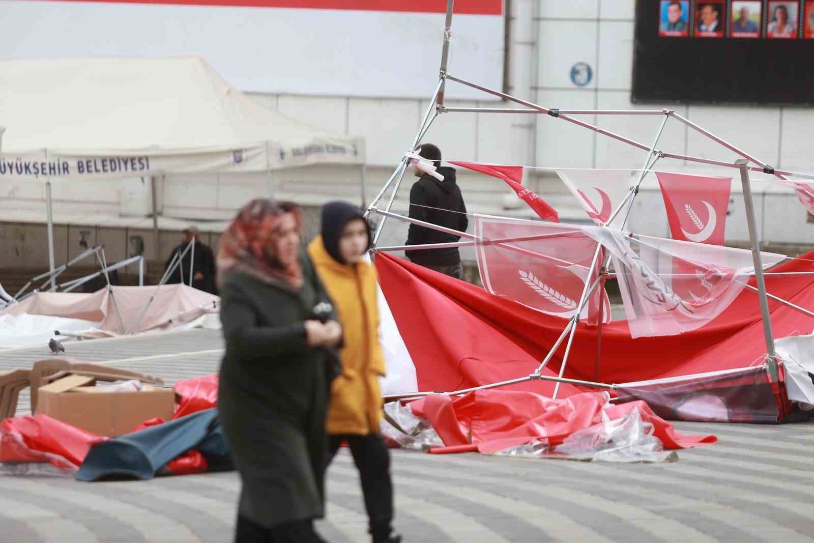 Bursa’da etkili olan fırtına parti stantlarını yerle bir etti